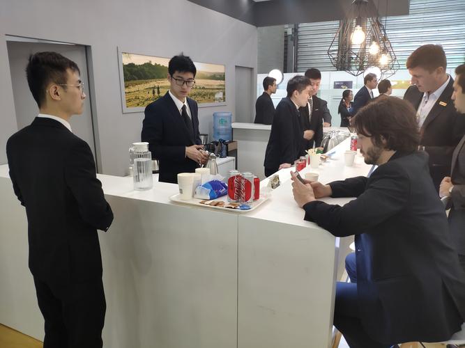 酒店管理专业学生积极参与展览会志愿者服务工作